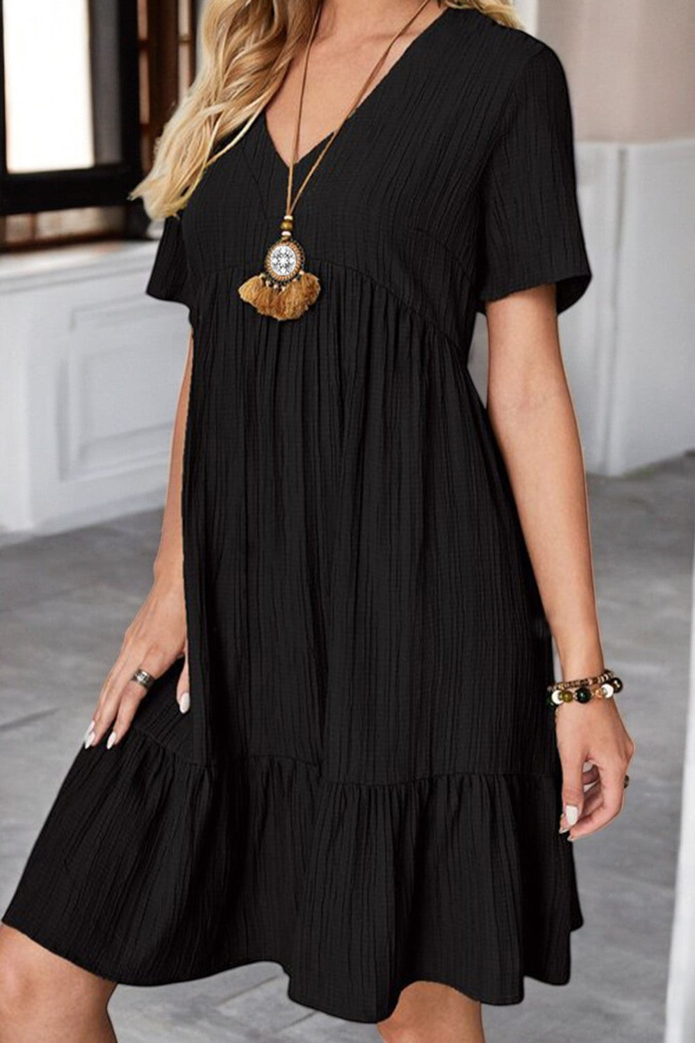 Fitted Summer Dress with V-Neck and Short Sleeves Sunlit Allure - Lightweight and Flattering Fabric