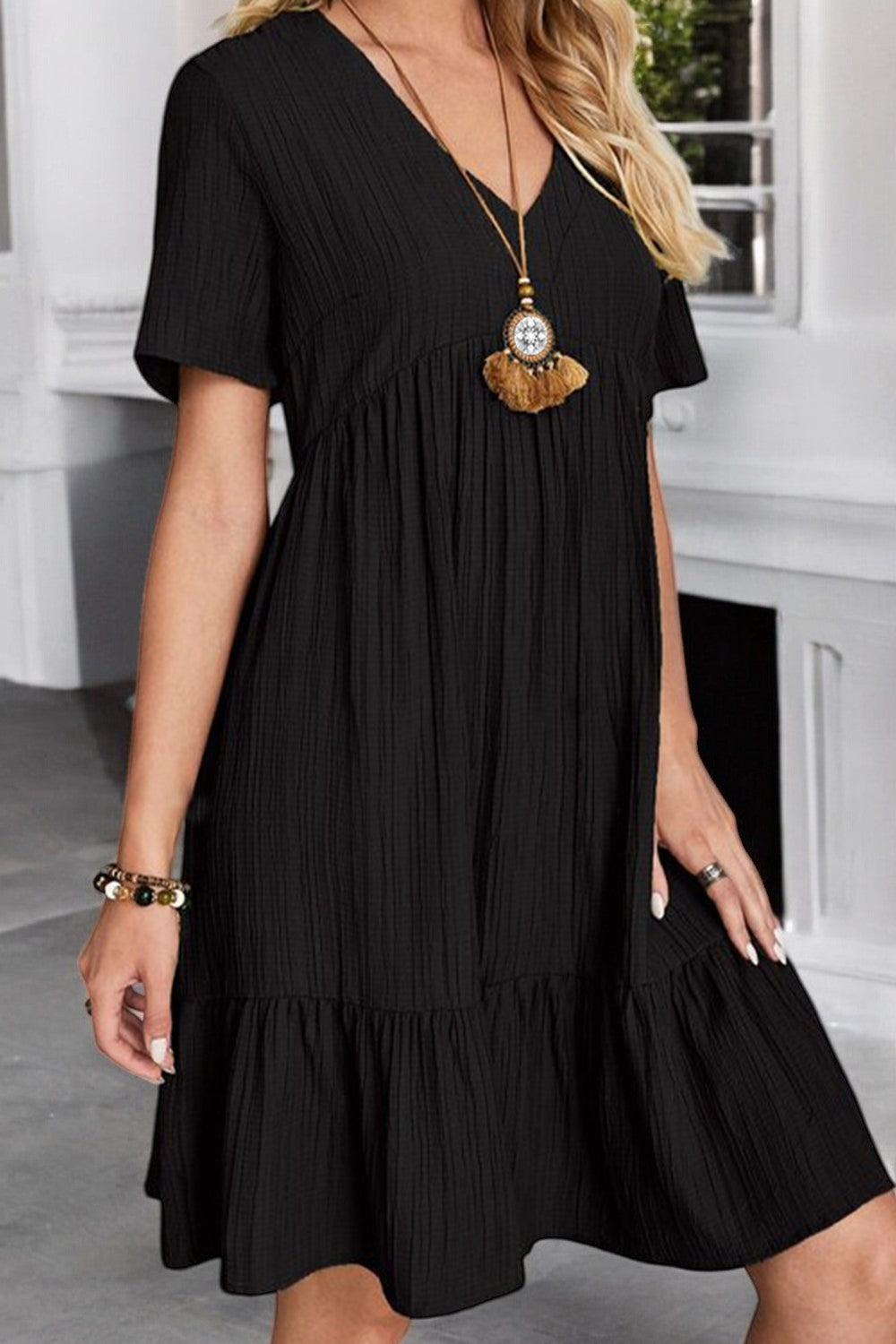 Fitted Summer Dress with V-Neck and Short Sleeves Sunlit Allure - Lightweight and Flattering Fabric