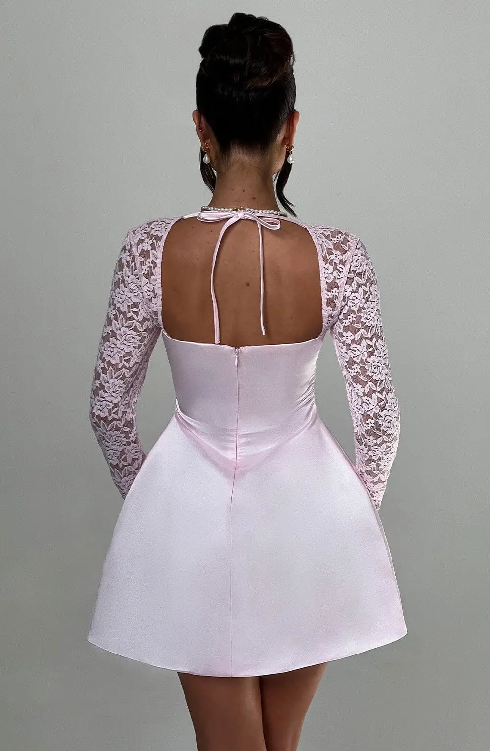 Satijnen Mini Jurk Dames – Met Kant & Lange Mouwen Lovestylo