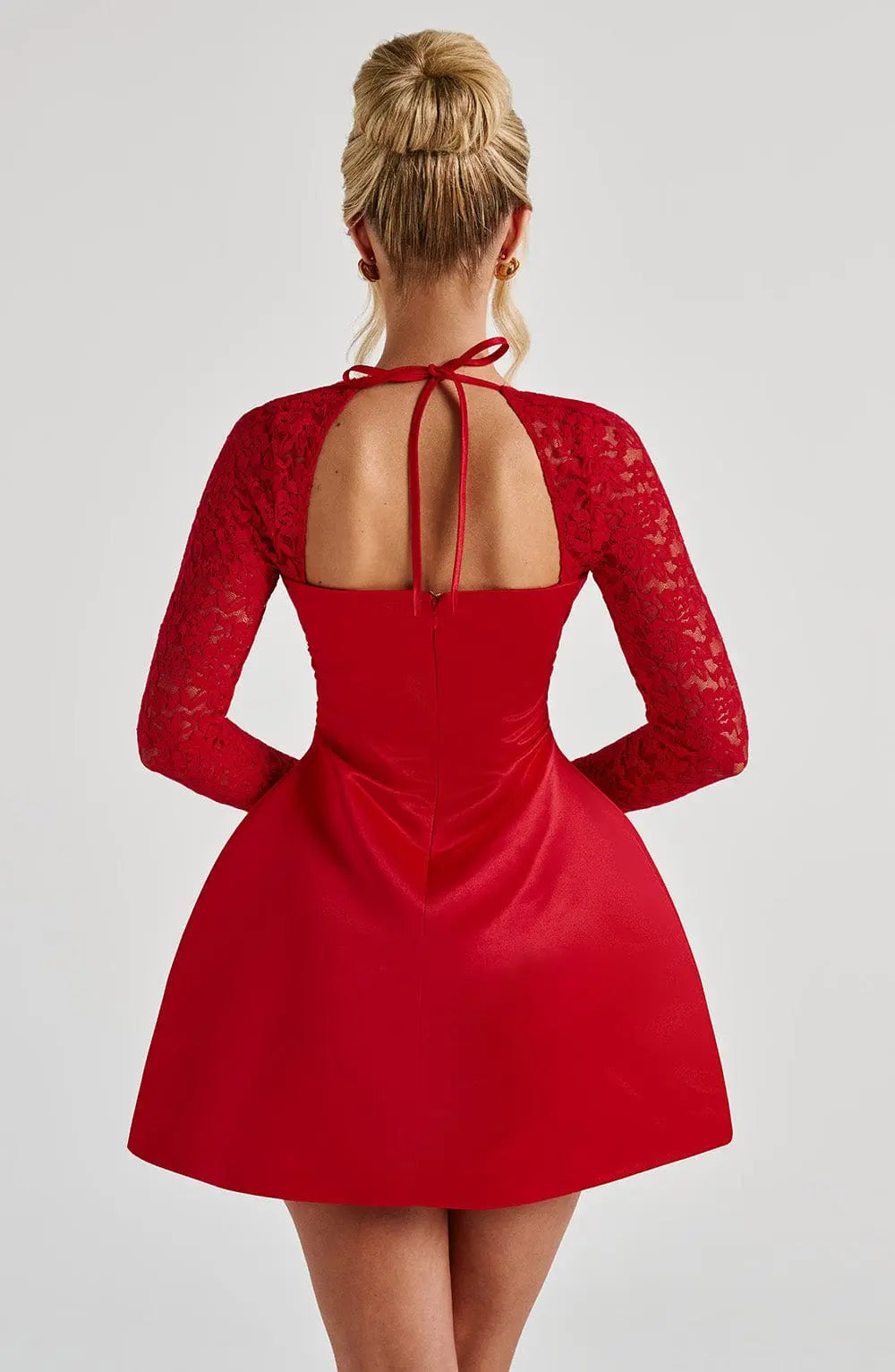 Satijnen Mini Jurk Dames – Met Kant & Lange Mouwen Lovestylo